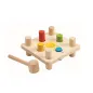 Drewniana Plansza Z Kołkami I Młotkiem Plan Toys 12M+ Drewniana Plansza Z Kołkami I Młotkiem Plan Toys 12M+