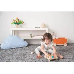 DREWNIANA PLANSZA Z KOŁKAMI I MŁOTKIEM PLAN TOYS 12M+ - Plan Toys