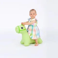 SKOCZEK KONIK ZIELONY Z POMPKĄ HOPPIMALS 12M+