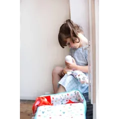 LALKA Z ZESTAWEM PODRÓŻNICZYM Z WALIZECZKĄ I AKCESORIAMI ALEX LILLIPUTIENS 12M+