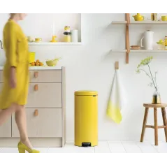 KOSZ NA ŚMIECI NEWICON 30L BRABANTIA – ELEGANCKI DESIGN, ŻÓŁTY, ANTYPOŚLIZGOWA PODSTAWA, WYGODNY PEDAŁ