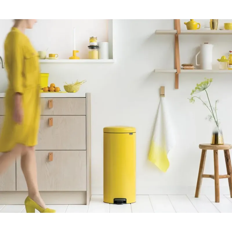 KOSZ NA ŚMIECI NEWICON 30L BRABANTIA – ELEGANCKI DESIGN, ŻÓŁTY, ANTYPOŚLIZGOWA PODSTAWA, WYGODNY PEDAŁ