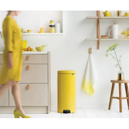 KOSZ NA ŚMIECI NEWICON 30L BRABANTIA – ELEGANCKI DESIGN, ŻÓŁTY, ANTYPOŚLIZGOWA PODSTAWA, WYGODNY PEDAŁ