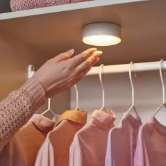 Reflektor Led Biały Na Baterie Do Półki Szafy Na Dotyk