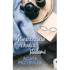 NIESZCZĘŚCIA CHODZĄ STADAMI NIE ZMIENIŁ SIĘ TYLKO BLOND Agata Przybyłek - Czwarta Strona