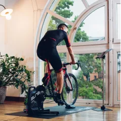 TRENAŻER ROWEROWY ELITE SUITO-T INTERAKTYWNY DIRECT DRIVE DO TRENINGU W DOMU